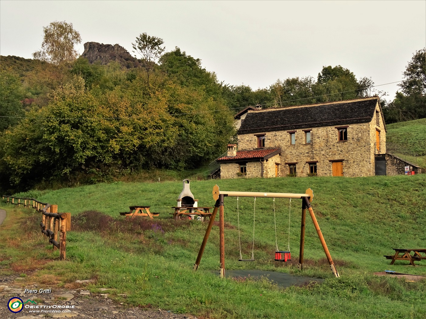 08  Bella baita tipica taleggiona ristrutturata a modo da Eco-Museo Val Taleggio con vista in cima Corno Zuccone.JPG